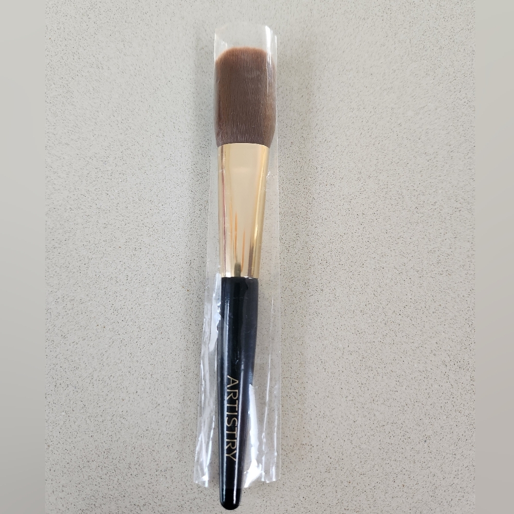 Artistry Cheek Brush **NEW